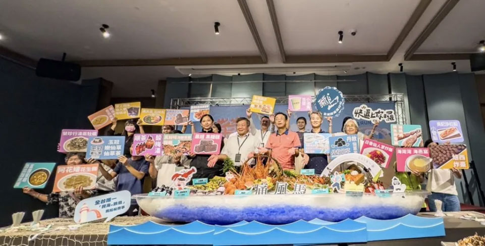 澎管處17 日上午在澎澄飯店舉行「2024菊島澎湖跨海馬拉松」賽前說明會。(記者張翔翻攝)