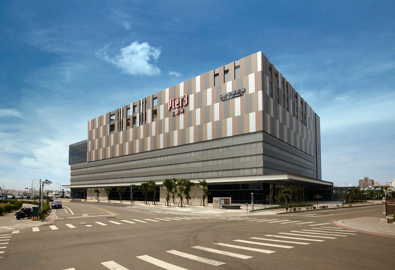 ▲ 澎坊免稅商店的 Pier3 三號港將於 4 月 2 日起至 6 月 30 日,與國際精品 COACH 合作 咖啡車,讓遊客能和 COACH 咖啡車拍美照,還吃得到極具澎湖風味的夏日甜點。(澎坊免稅